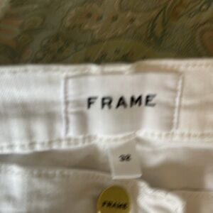 Frame white jeans. Size 32. Le skinny de Jeanne Crop.
